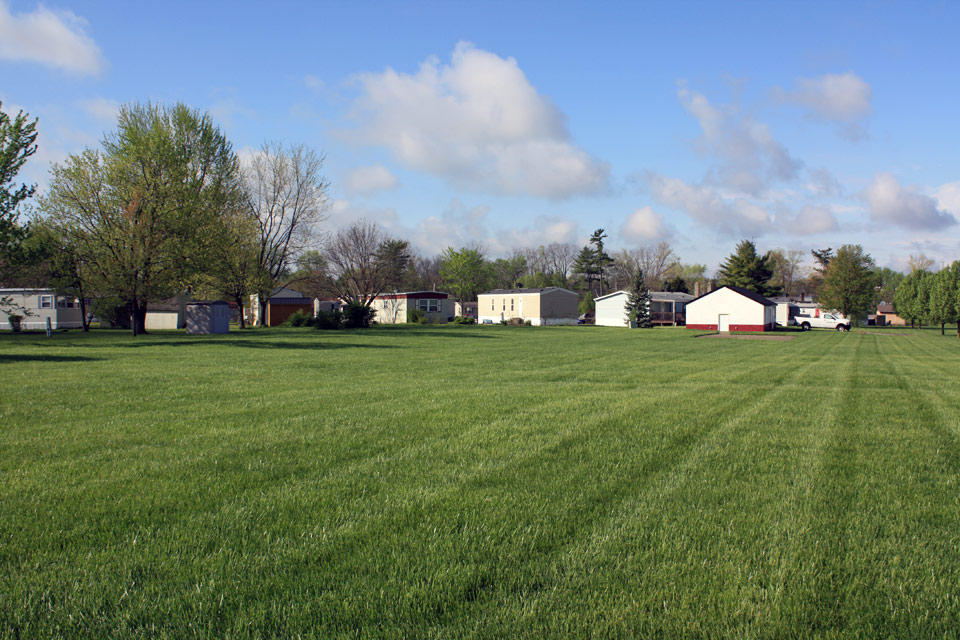 Gettysburg Estates, an all age manufactured home community, has large green grassy area.
