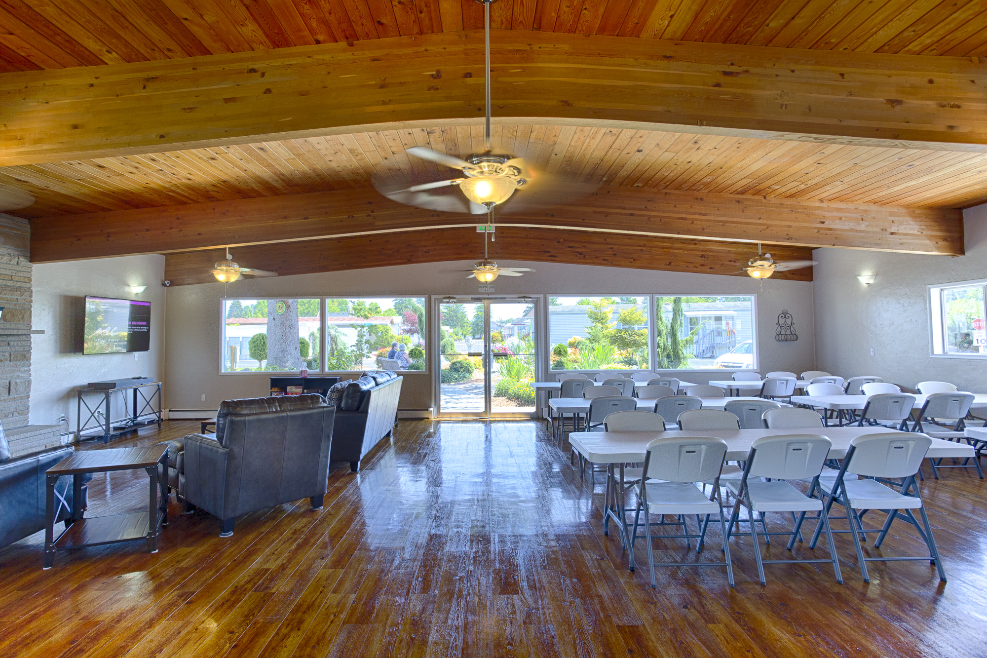 Beautiful, large, open space within the community center. Includes flat-screen TV, high vaulted ceilings, and ample seating for social gatherings. Large windows throughout provide natural light and beautiful views of the outdoors.