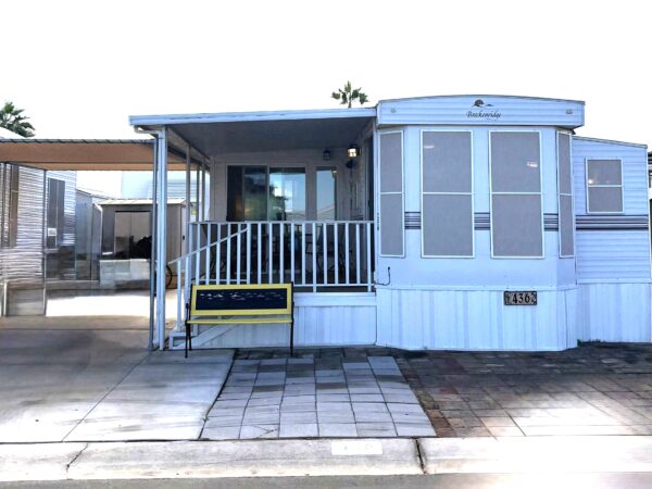 View SD 436 a 1999 BRECKENRIDGE. Ideal desert home! This one will help you live the dream!